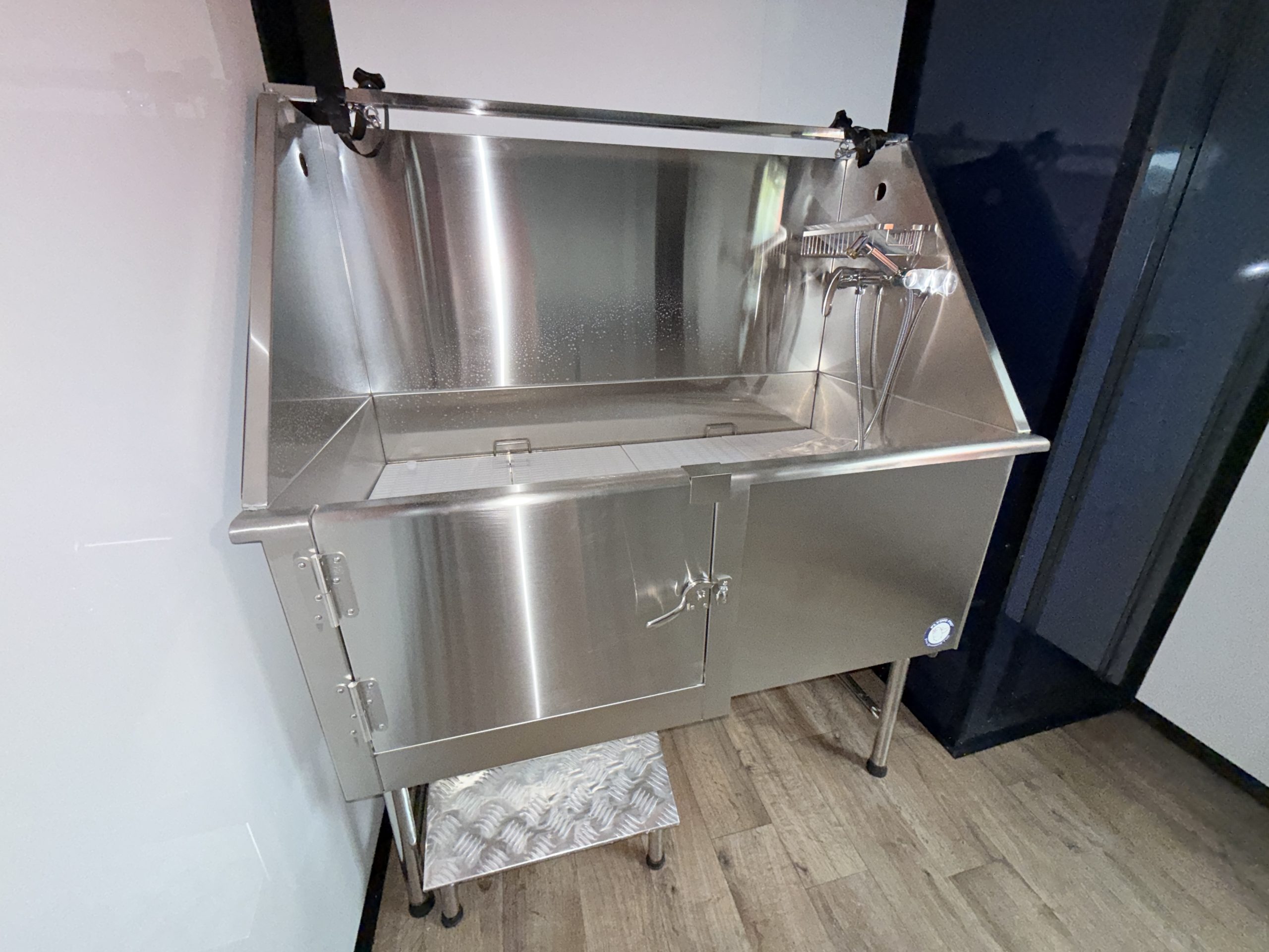 Enclosed Mobile Pet Grooming Trailer with Flying Pig Tub